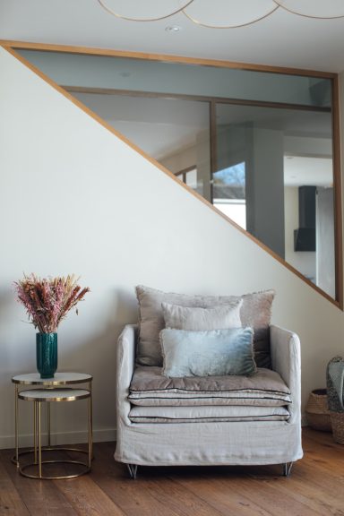 Coin lecture sous escalier avec verrière sur-mesure 