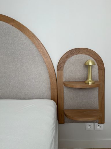 Chambre sur-mesure avec tête de lit cintrée et ambiance enveloppante