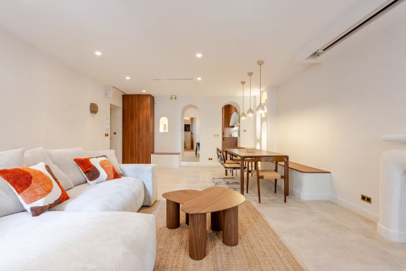Espace de vie traversant avec mobilier sur-mesure et lumière naturelle