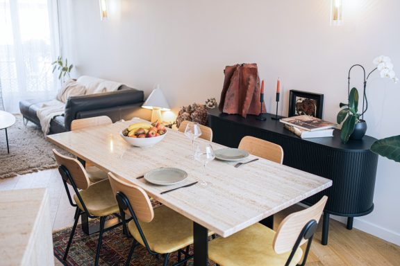 Salle à manger conviviale avec table en travertin, sur mesure