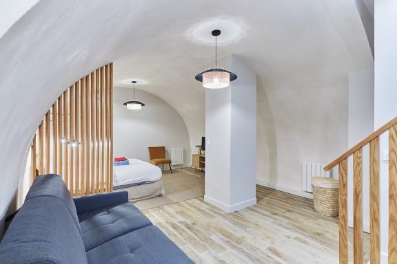 Suite parentale voûtée, apaisante et structurée, dans un ancien atelier transformé