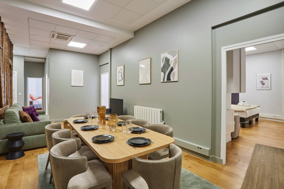 Pièce de vie sobre et lumineuse avec palette minérale et mobilier bois clair